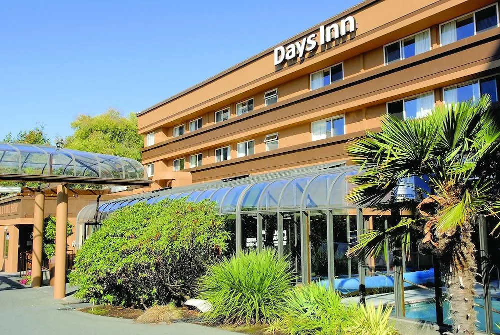 Days Inn By Wyndham Victoria On The Harbour 3*,